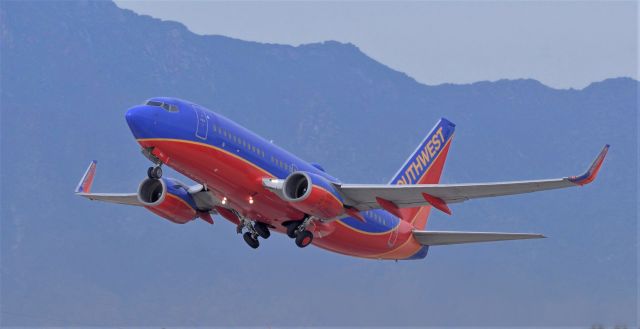 Boeing 737-700 (N552WN) - phoenix sky harbor international airport 18APR20