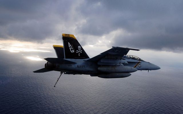 McDonnell Douglas FA-18 Hornet —