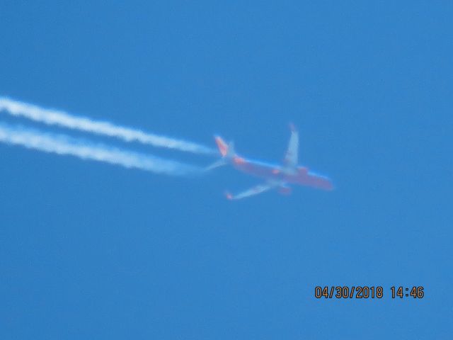 Boeing 737-800 (N8329B)