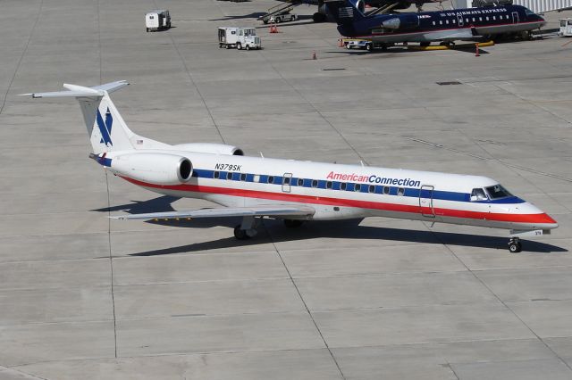 Embraer ERJ-135 (N379SK)
