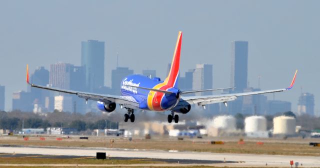 Boeing 737-700 (N715SW) - The former Shamu One in its new paint