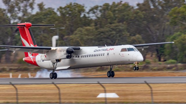 de Havilland Dash 8-400 (VH-QOY)