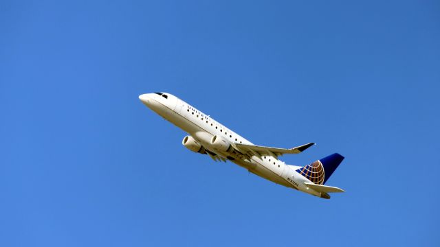 EMBRAER 175 (long wing) (N723YX)