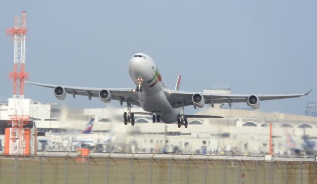 Airbus A340-300 (CS-TOB)