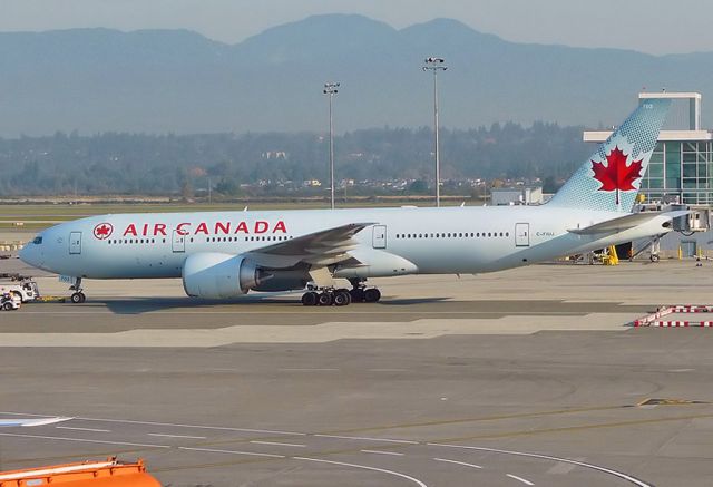 Boeing 777-200 (C-FIUJ)