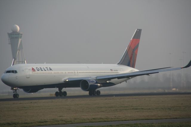 BOEING 767-300 (N194DN)