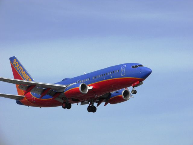 Boeing 737-700 (N284WN) - Landing RWY 20R