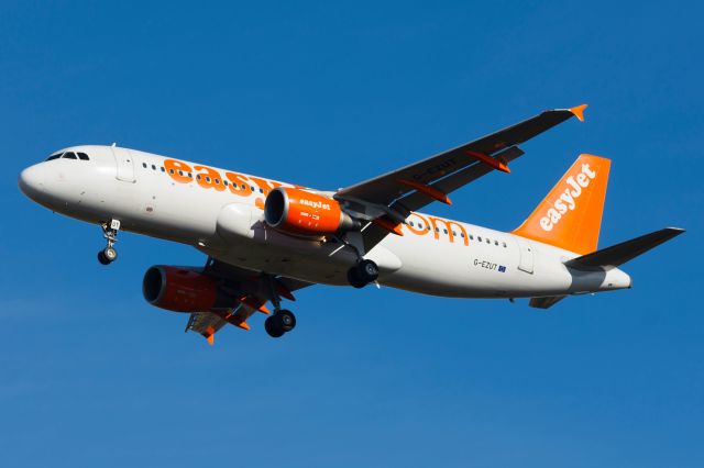Airbus A320 (G-EZUT)