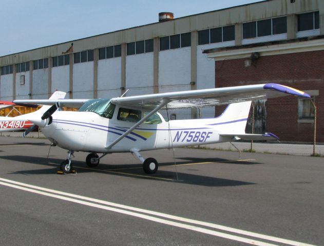 Cessna Skyhawk (N758SF) - at Queen City