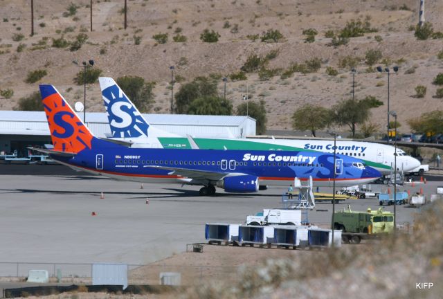 Boeing 737-800 (N809SY) - KIFP - Sun Country 737-800 arriving at Laughlin/Bullhead International Airport along side rented cousin PH-HZB in Hybrid scheme.Mar 24, 2006.