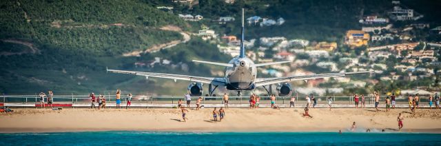 Airbus A320 (N516JB)