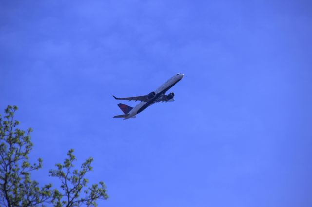 Boeing 757-200 (N717TW) - Caught it just before landing. Was so excited to see it I got a million pictures