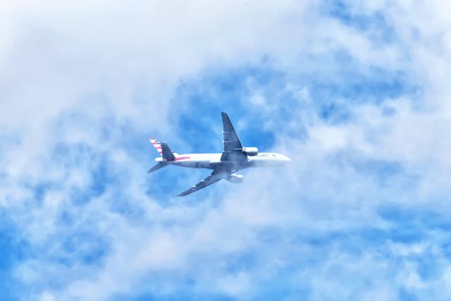 Boeing 777-200 —