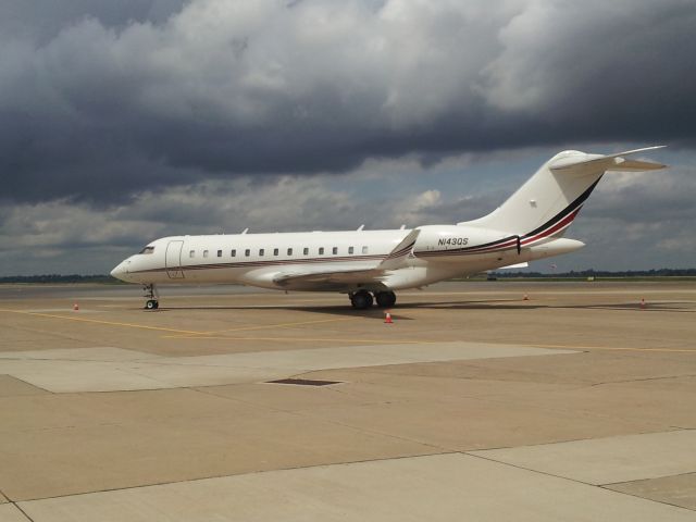 Bombardier Global Express (N143QS)