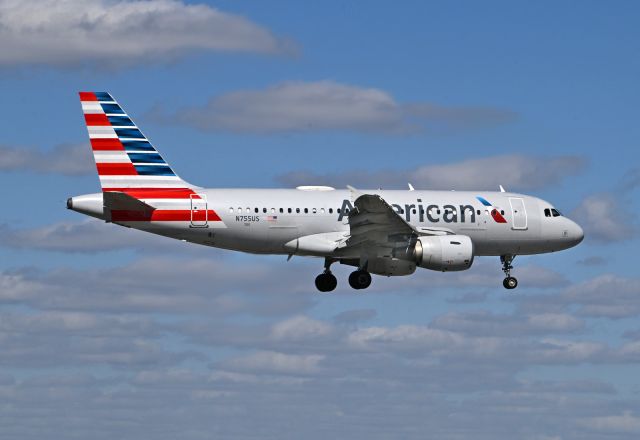 Airbus A319 (N755US)