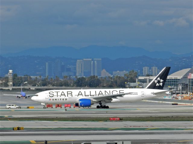 Boeing 777-200 (N218UA)