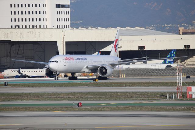 BOEING 777-300 (B-7882)