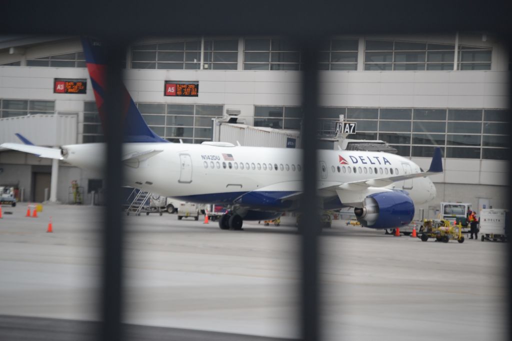 N142DU — - Worldgateway Pl (Pulled over just when turning east)