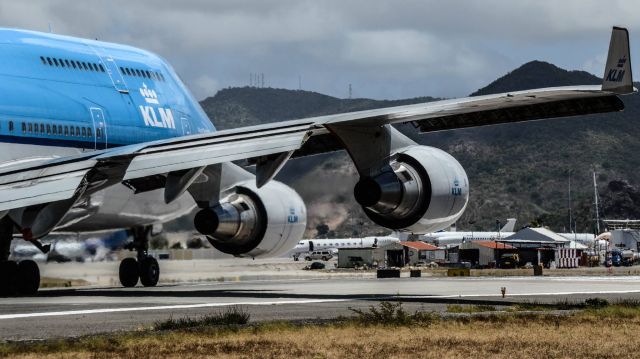 Boeing 747-400 (PH-BFG) - A KLM 747-4 about to power out of SXM 