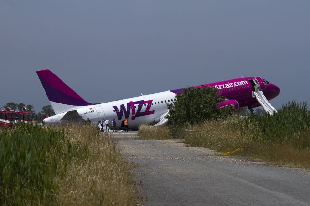 Airbus A320 (HA-LWM) - Emergency landing at Rome’s Leonardo da Vinci airport of Wizzair A320 after left landing gear failed