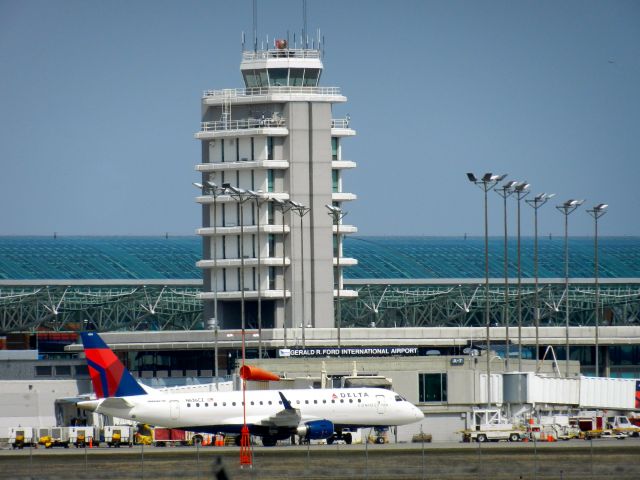 Embraer 170/175 (N636CZ)