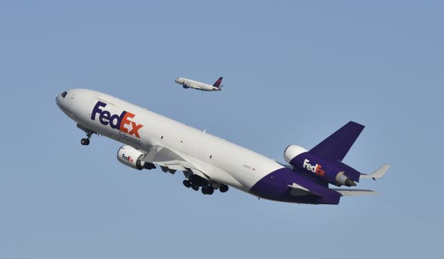 Boeing MD-11 (N376FE) - Parallel departures on 25R and 24L