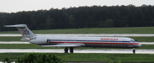 McDonnell Douglas MD-82 (N954U) - N954U, the oldest Mad Dog in AAs fleet currently (I think!), 4/22/17 at RDU.  A very stormy day today - still raining when she came by.