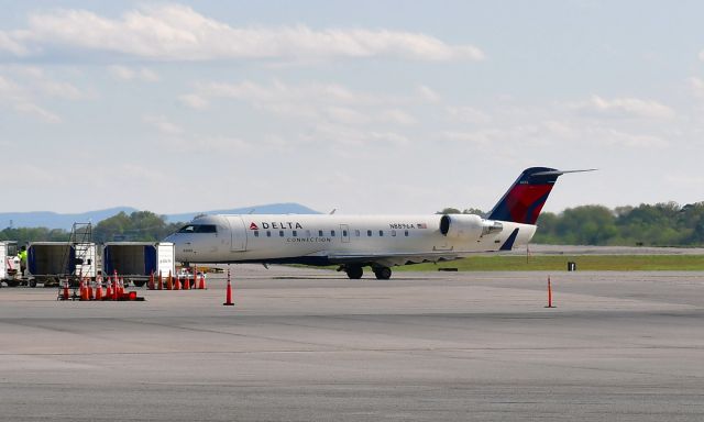 Canadair Regional Jet CRJ-200 (N8896A) - Delta Bombardier CRJ-200LR N8896A in Chattanooga