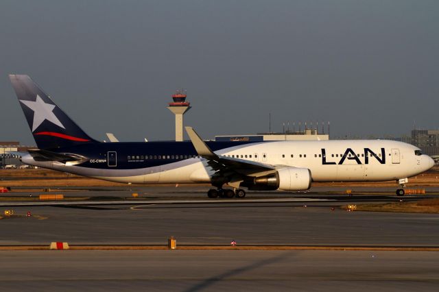 BOEING 767-300 (CC-CWN) - RWY 18, Frankfurt