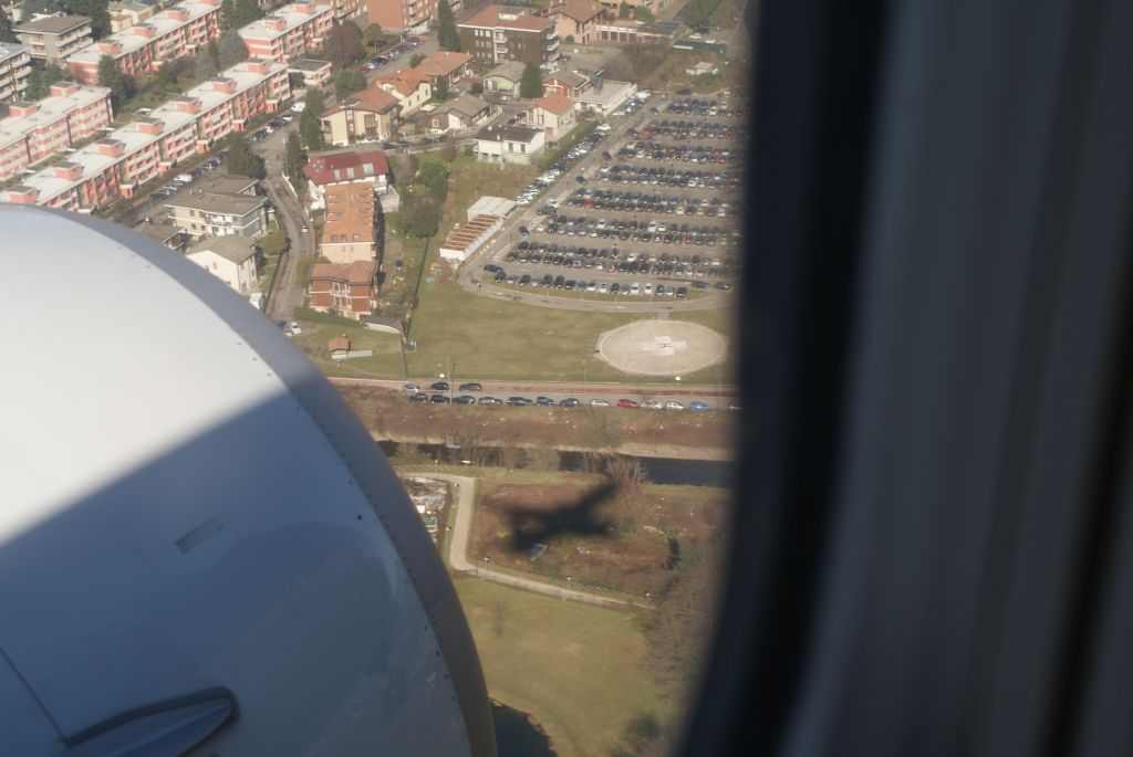 Boeing 737-700 — - Approach LIML follow the shadow