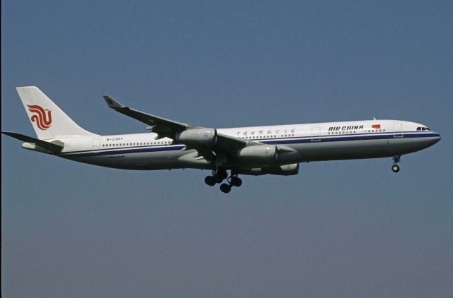 Airbus A340-300 (B-2387) - Final Approach to Narita Intl Airport Rwy16R on 1998/05/31