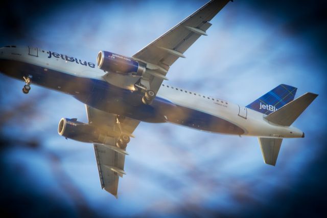 Airbus A320 — - JetBlue prepares to land at Charleston International Airport, Charleston, S.C.