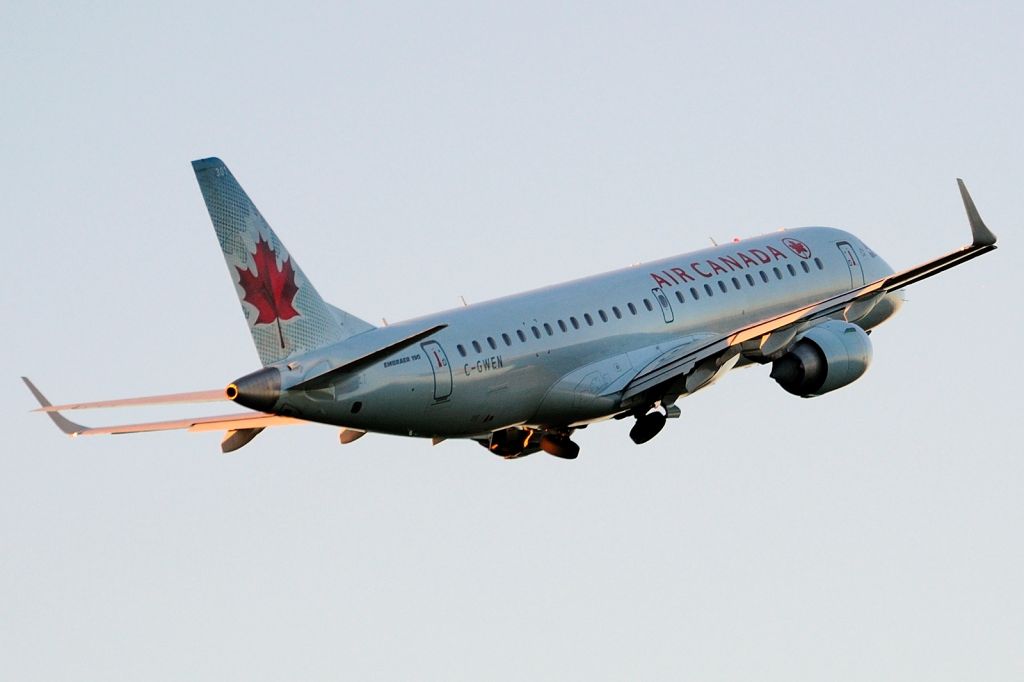 Embraer ERJ-190 (C-GWEN)