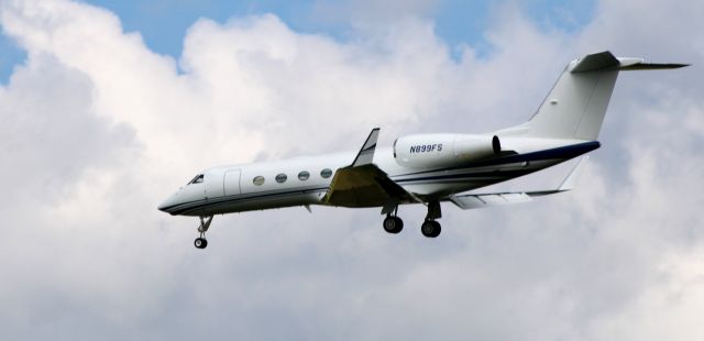 Gulfstream Aerospace Gulfstream IV (N899FS) - On short final is this 2015 Gulfstream 450 in the Summer of 2022.