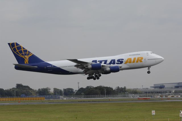 Boeing 747-200 (N523MC) - Landing at NRT Airport Runway 16R on 2011/10/8