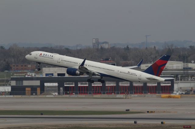 BOEING 757-300 (N588NW)