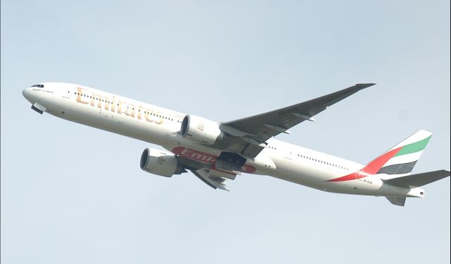 Boeing 777-200 (A6-ECB)