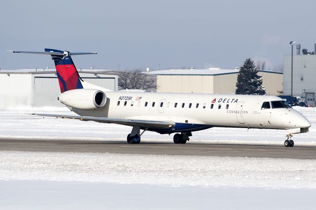 Embraer ERJ-145 (N272SK)