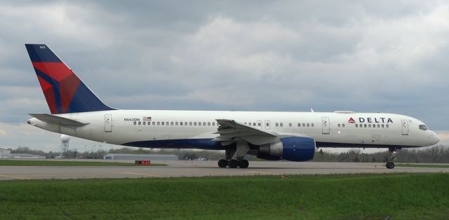 Boeing 757-200 (N662DN) - Sabers charter 757-200 taxiing to runway 23