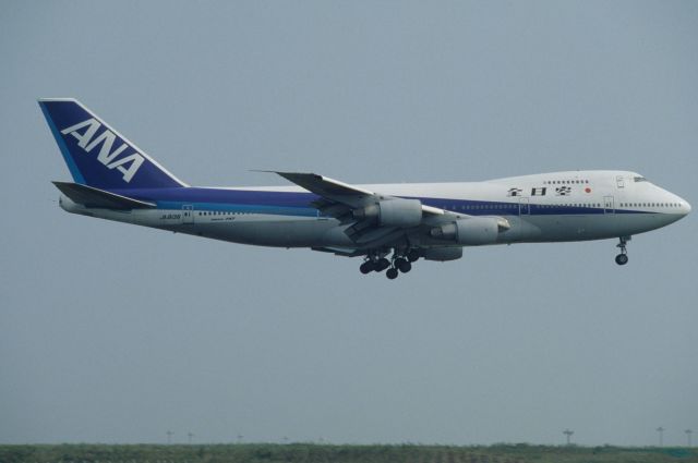 BOEING 747SR (JA8136) - Short Final at Tokyo-Haneda Intl Airport Rwy22 on 1997/10/11