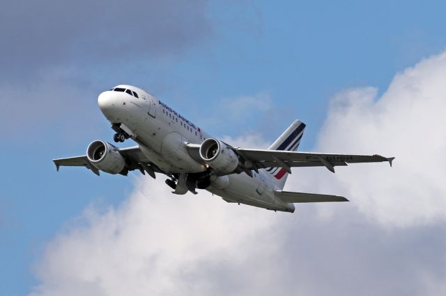 Airbus A318 (F-GUGH) - Baby bus, F-GUGH, operating the Saturday afternoon flight AFR1069 to Paris CDG