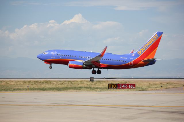 Boeing 737-700 (N458WN) - Landing on 16L