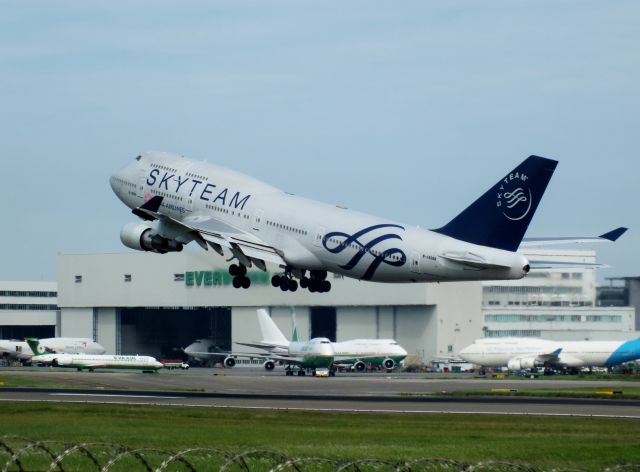 Boeing 747-400 (B-18206)