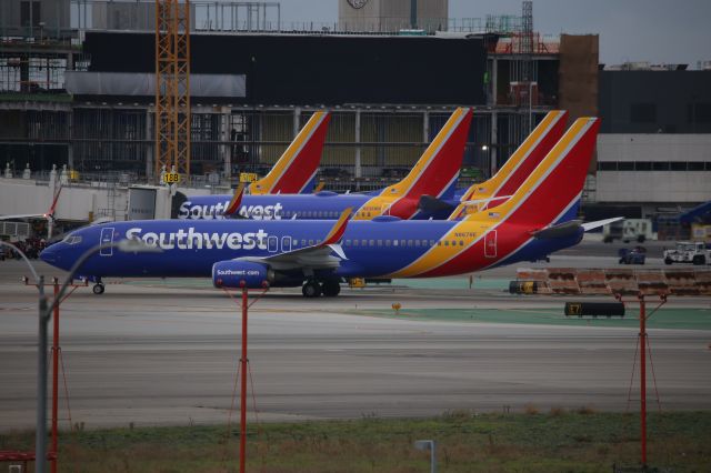 Boeing 737-800 (N8678E)