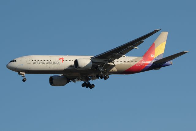 Boeing 777-200 (HL7775)