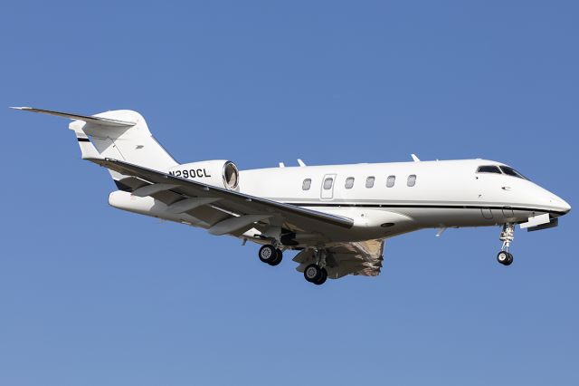 Bombardier Challenger 300 (N290CL)