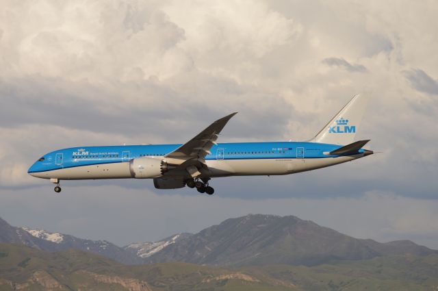 Boeing 787-9 Dreamliner (PH-BHI) - KLM609 on short final for 34L from EHAM/AMS. The airline started seasonal flights into KSLC/SLC last year with Airbus A330s; as of this year upon resumption of these seasonal flights, theyre now with Boeing 787-9, Salt Lake Citys first airline to have regularly scheduled Dreamliners.