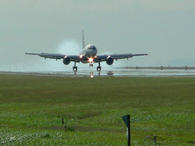 Boeing 757-200 (N200UU)