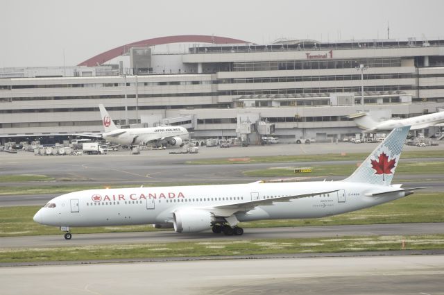 Boeing 787-8 (C-FNOH) - Taxing at tokyo-Haneda Intl Airport on 2016/04/18