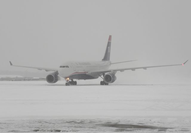 Airbus A330-200 (N280AY)